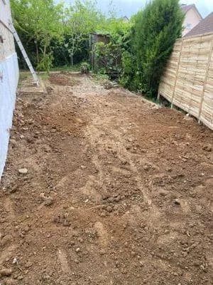 Terrassement et préparation du sol avant gazon — Pierrelaye